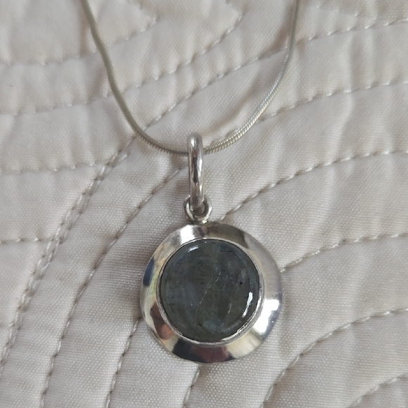 Elegant Silver Pendant Necklace - Picture 1 of 3